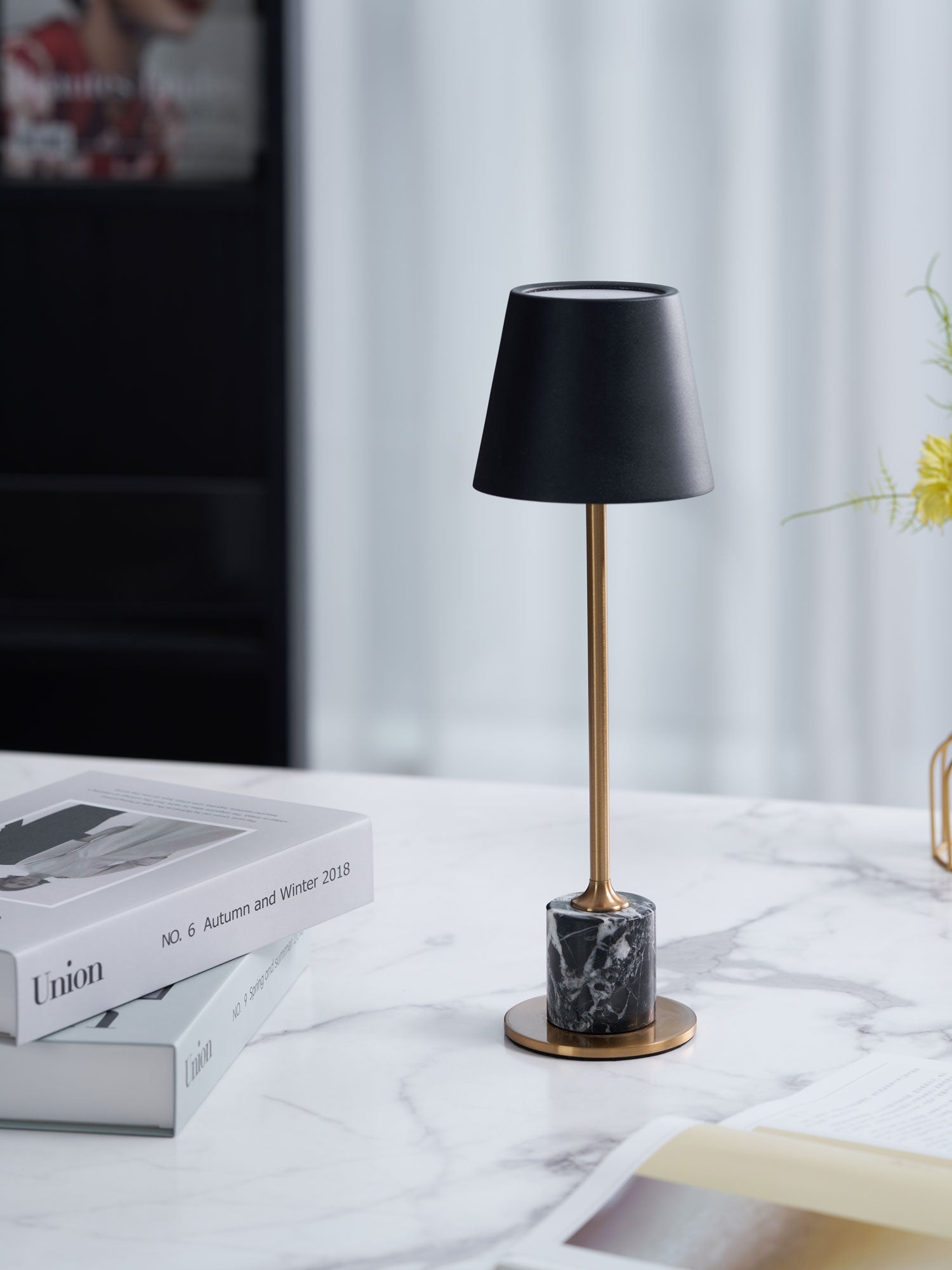 Lirio Mini Marble Table Lamp - Blowlighting