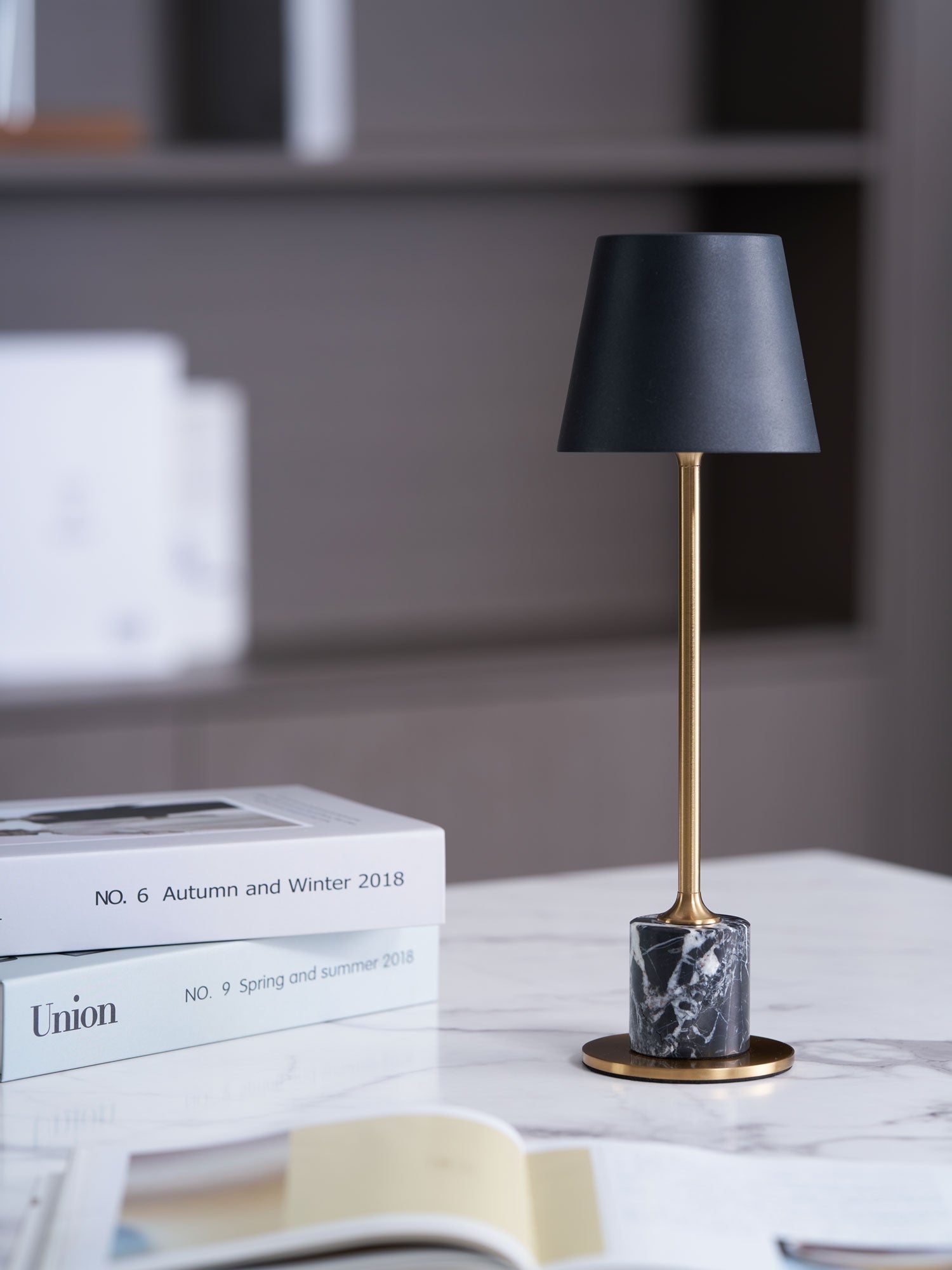 Lirio Mini Marble Table Lamp - Blowlighting