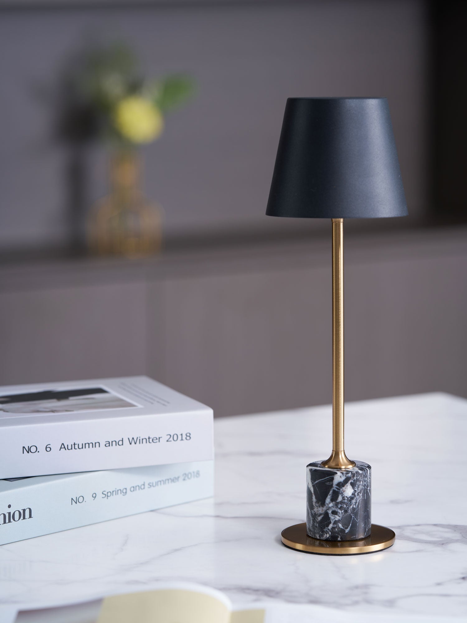 Lirio Mini Marble Table Lamp - Blowlighting