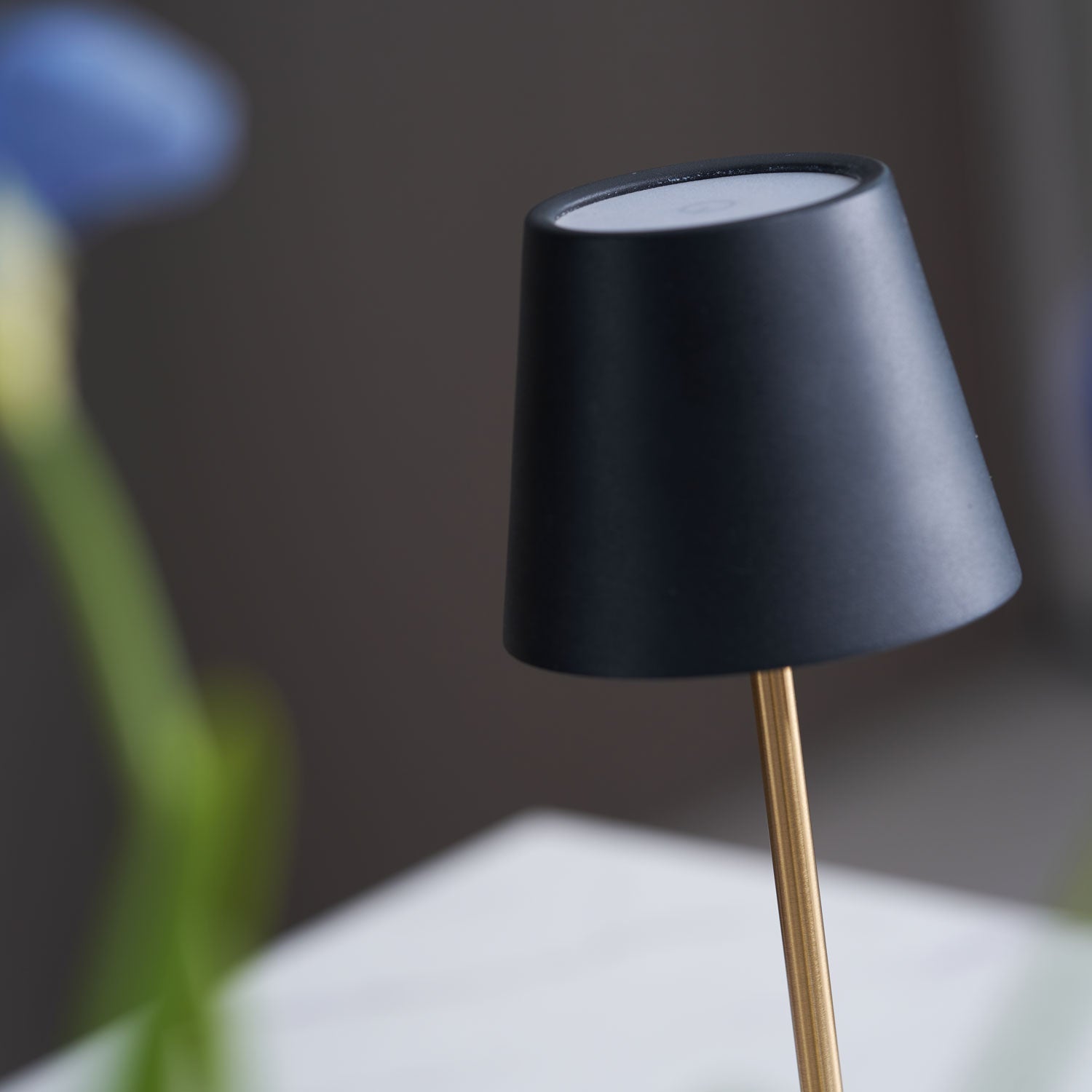 Lirio Mini Marble Table Lamp - Blowlighting