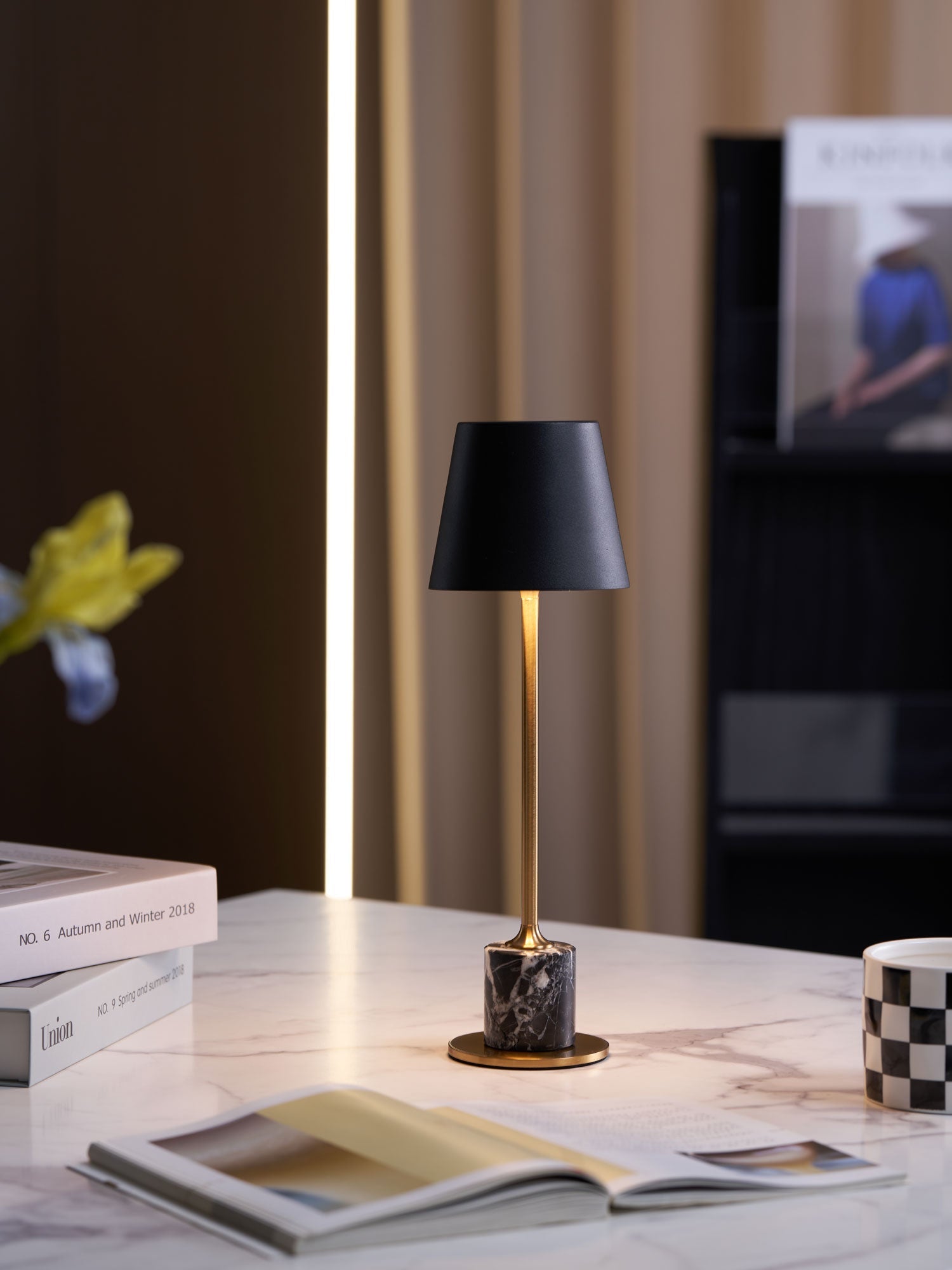 Lirio Mini Marble Table Lamp - Blowlighting