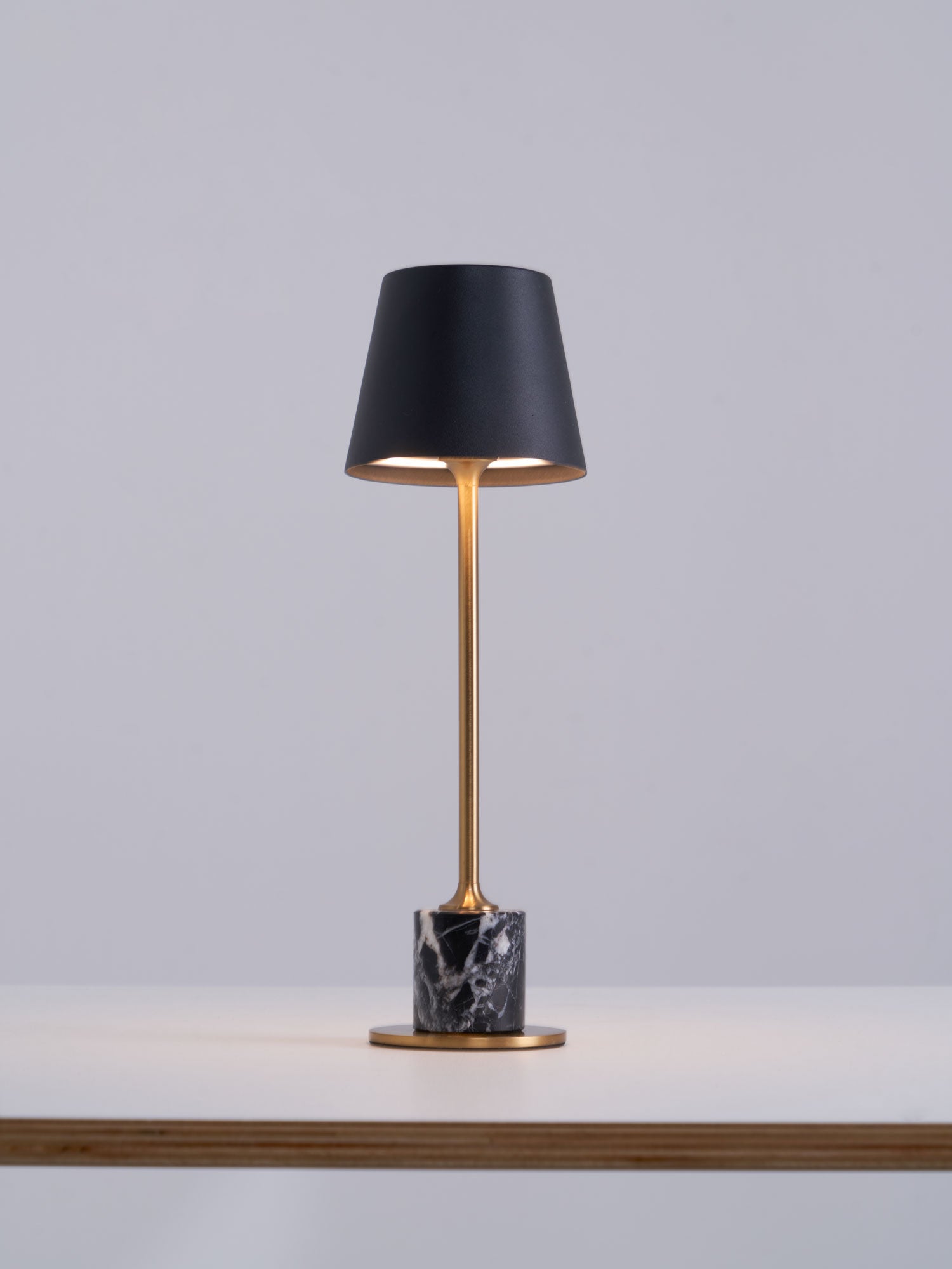 Lirio Mini Marble Table Lamp - Blowlighting