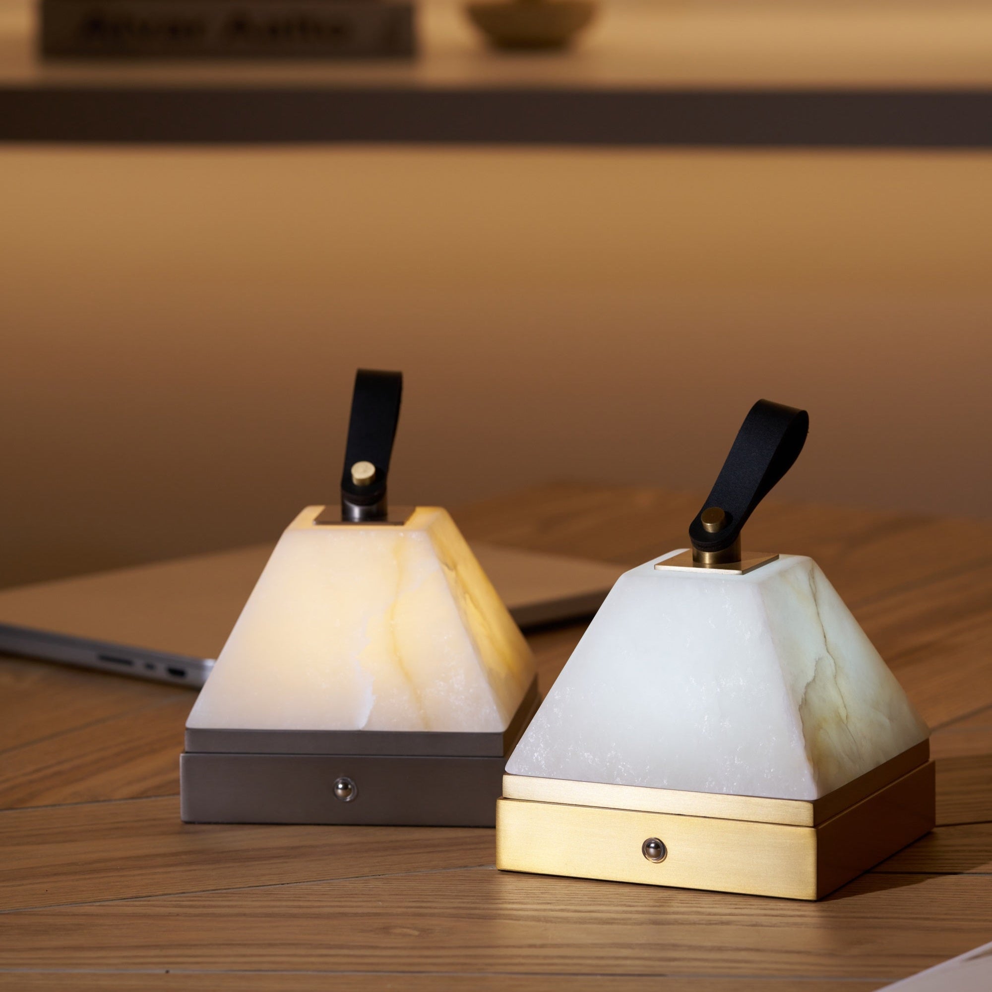 Pyramidale Alabaster Table Lamp with Leather Handle - Blowlighting