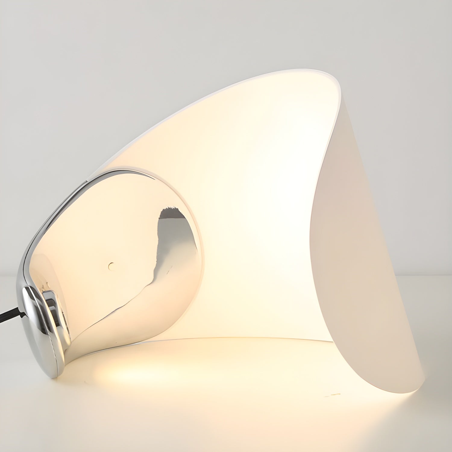 Luna Flow Table Lamp - Blowlighting