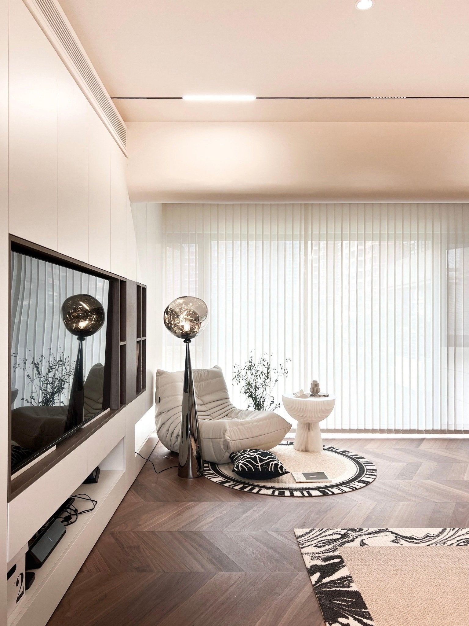 Cone Lava Floor Lamp - Blowlighting