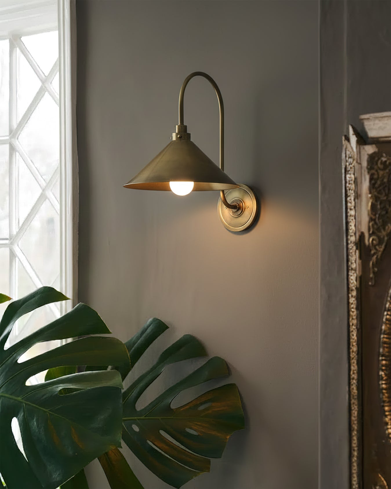 Nerissa Modern Brass Wall Light