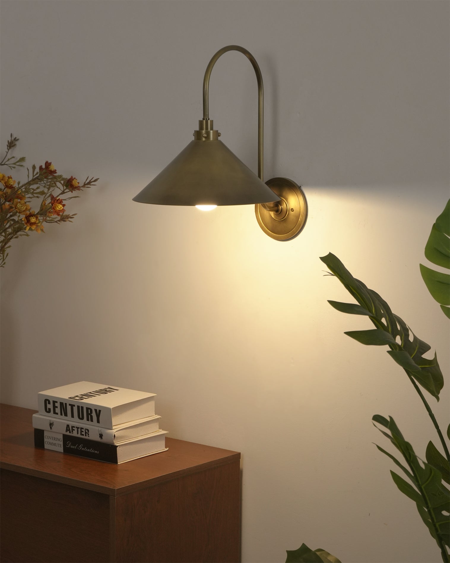 Nerissa Modern Brass Wall Light