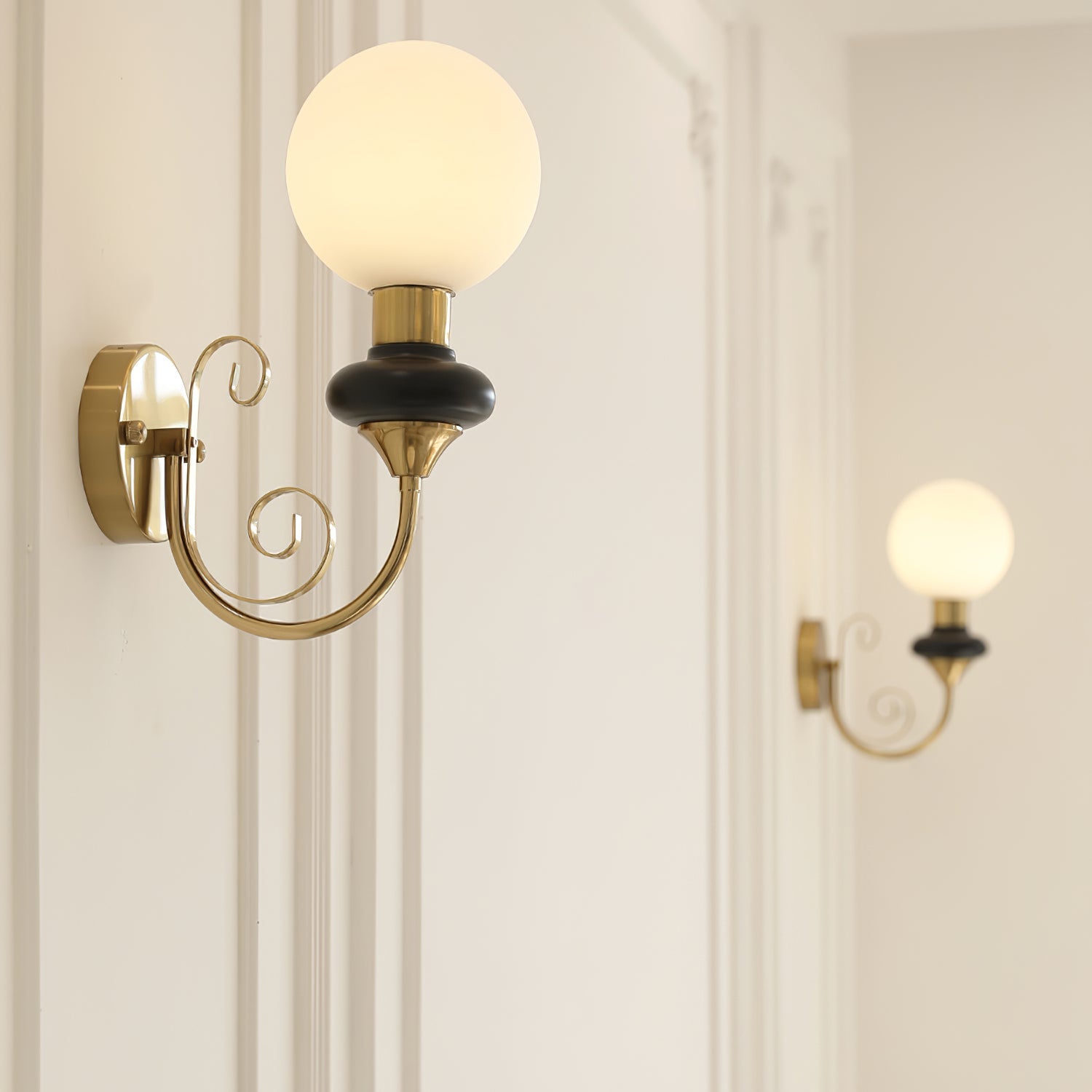 Onyx Plug-in Wall Lamp - Blowlighting
