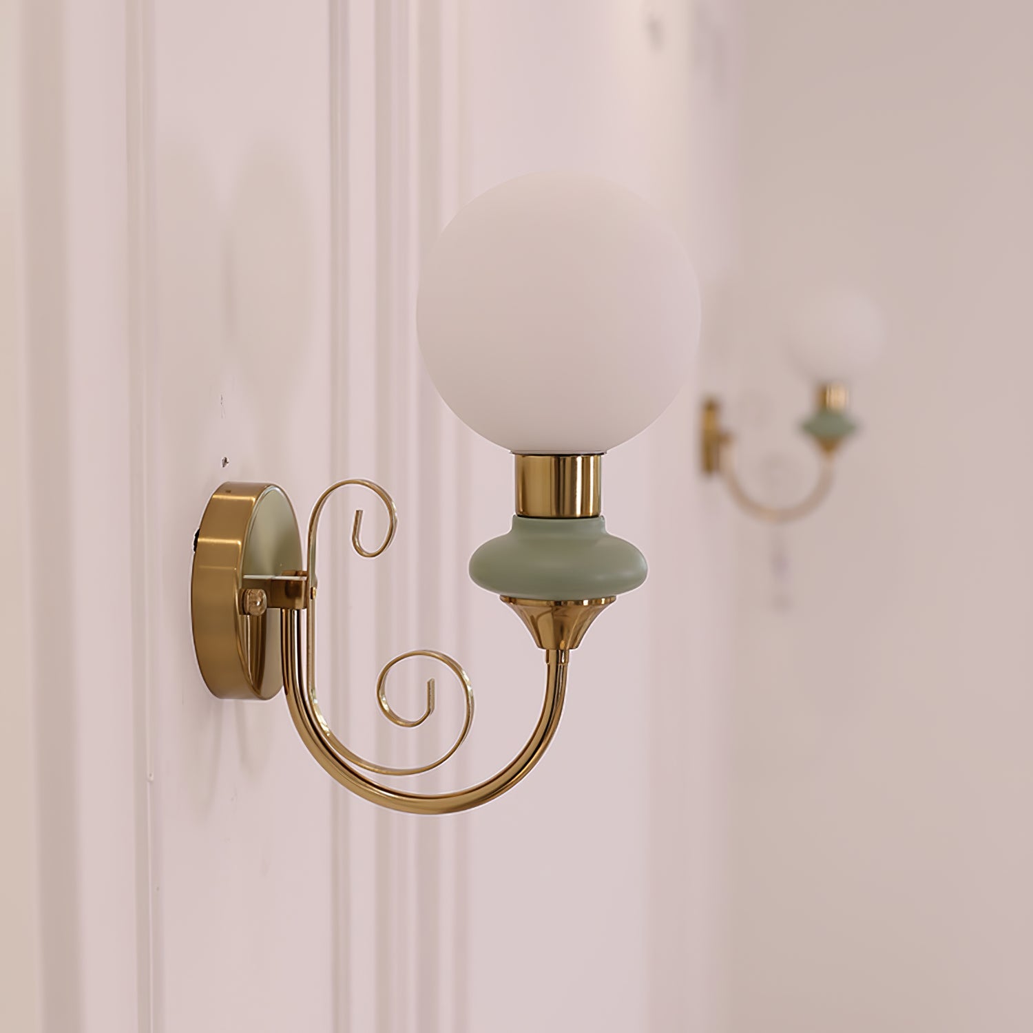 Onyx Plug-in Wall Lamp - Blowlighting