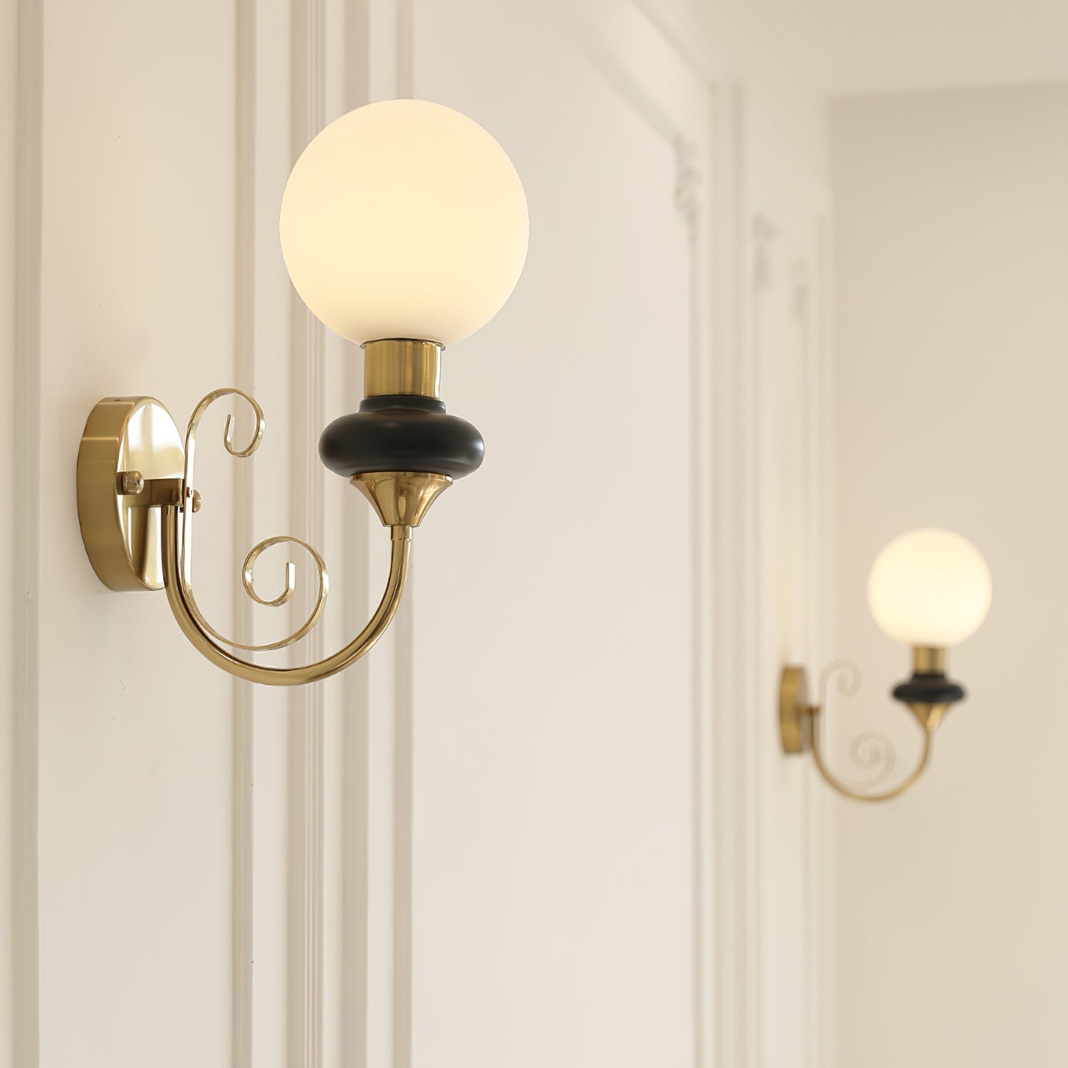 Onyx Plug-in Wall Lamp - Blowlighting