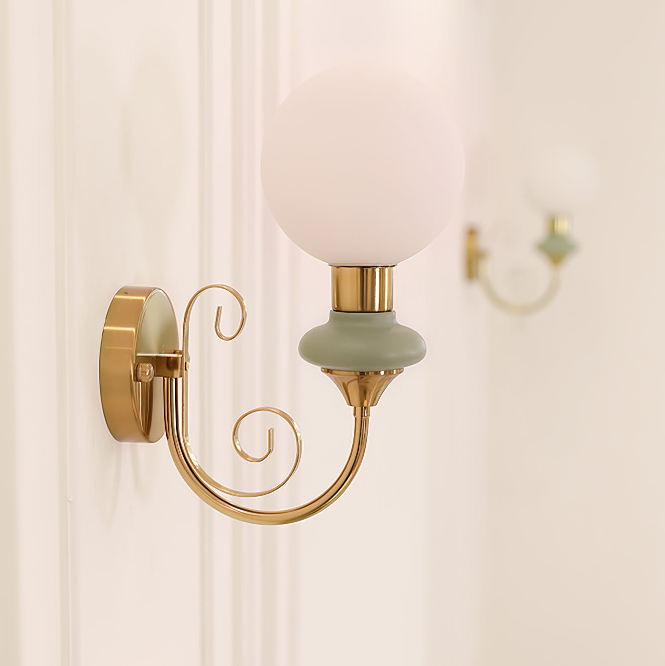 Onyx Plug-in Wall Lamp - Blowlighting