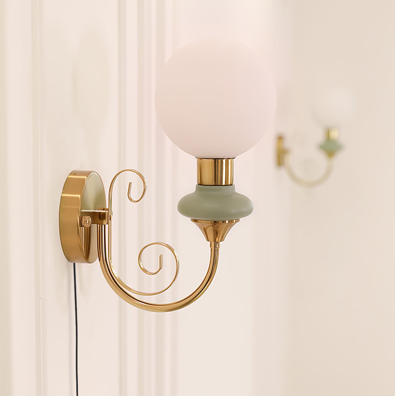 Onyx Plug-in Wall Lamp - Blowlighting