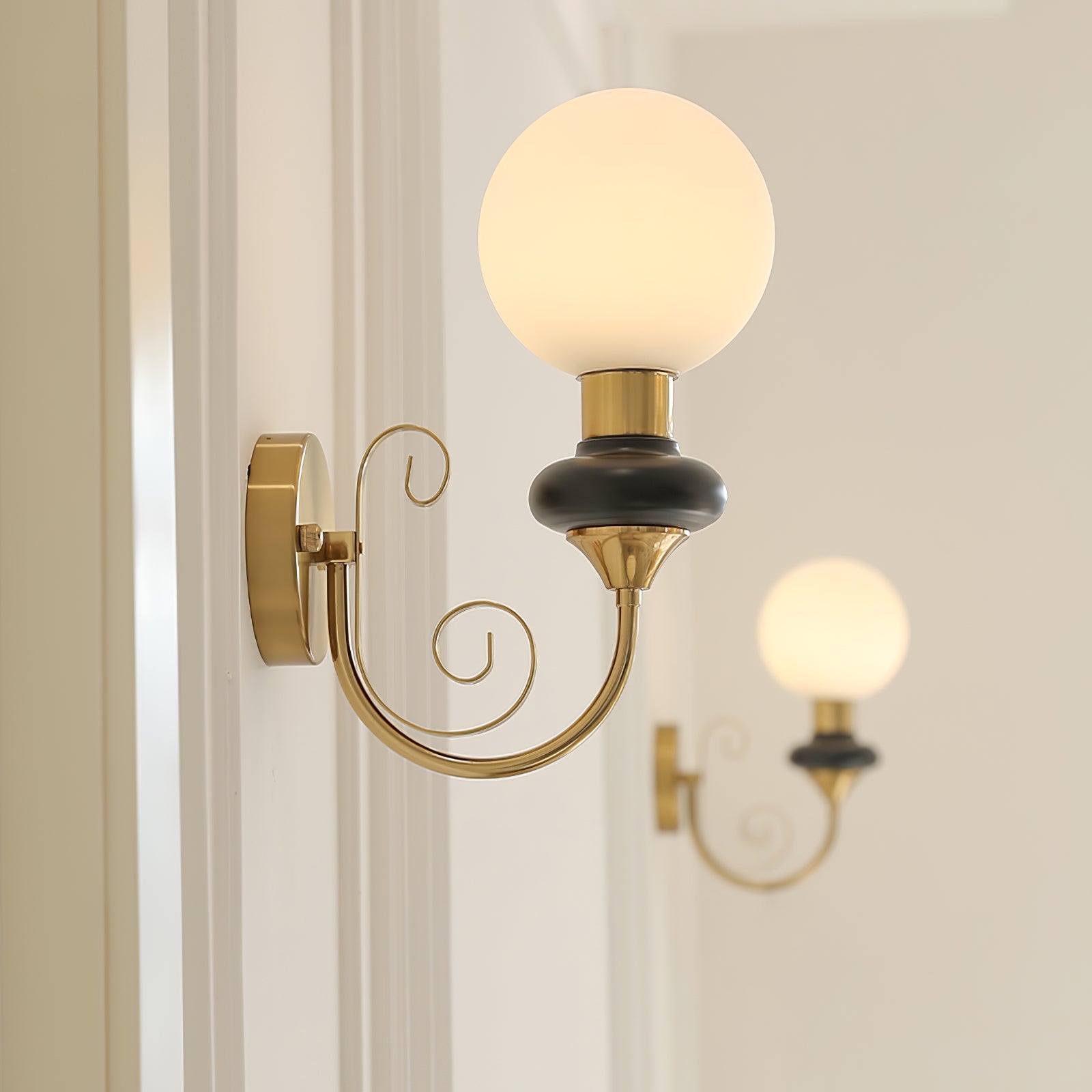 Onyx Plug-in Wall Lamp - Blowlighting