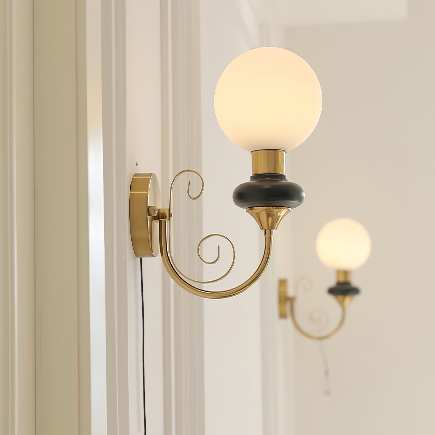 Onyx Plug-in Wall Lamp - Blowlighting