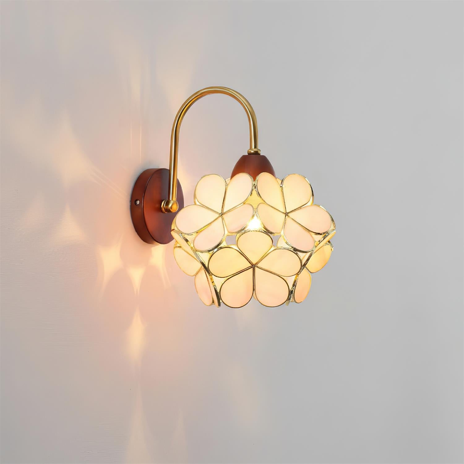 Auri Artistic Brass Wall Lamp