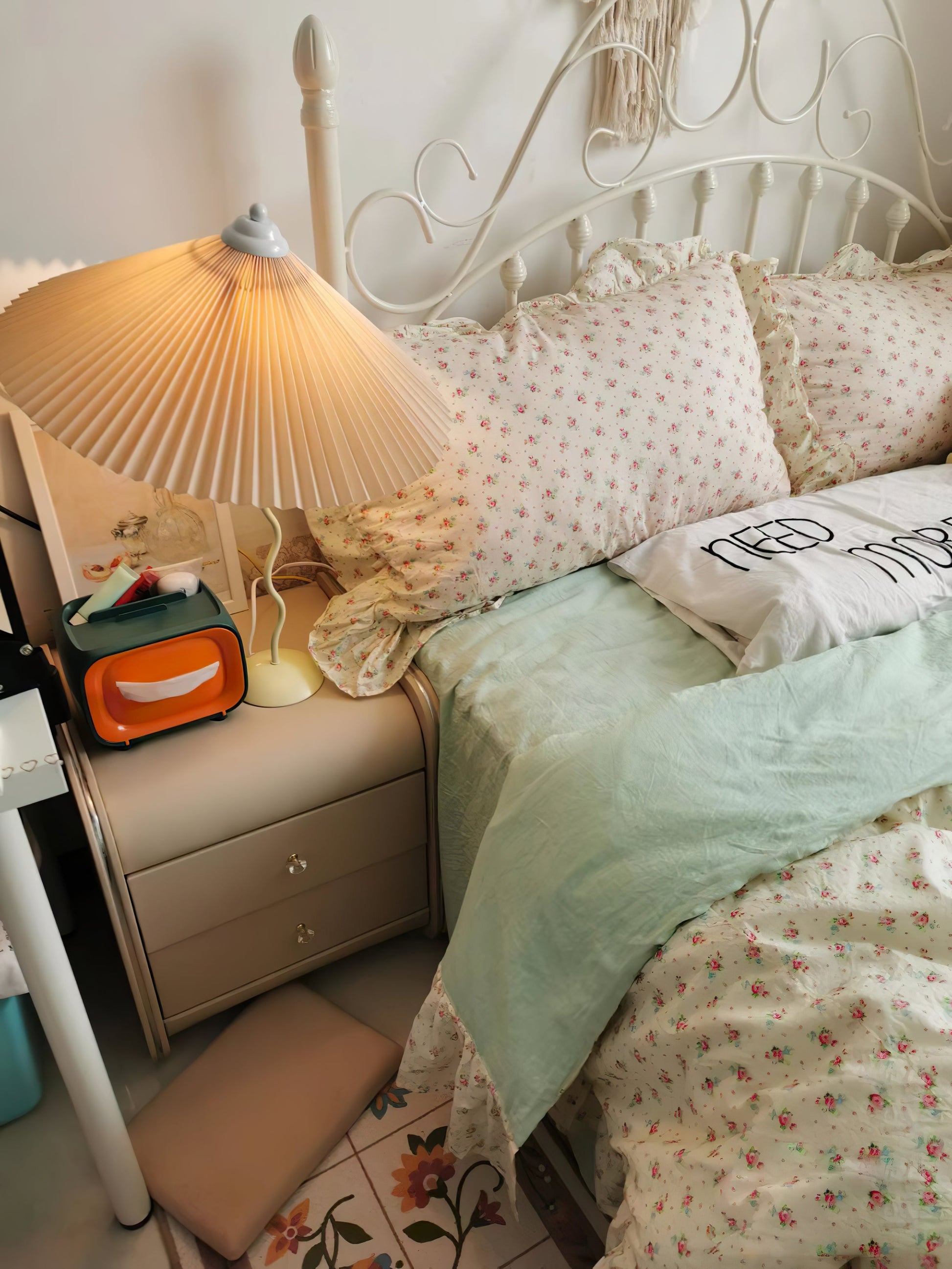 Pleated Hat Table Lamp - Blowlighting