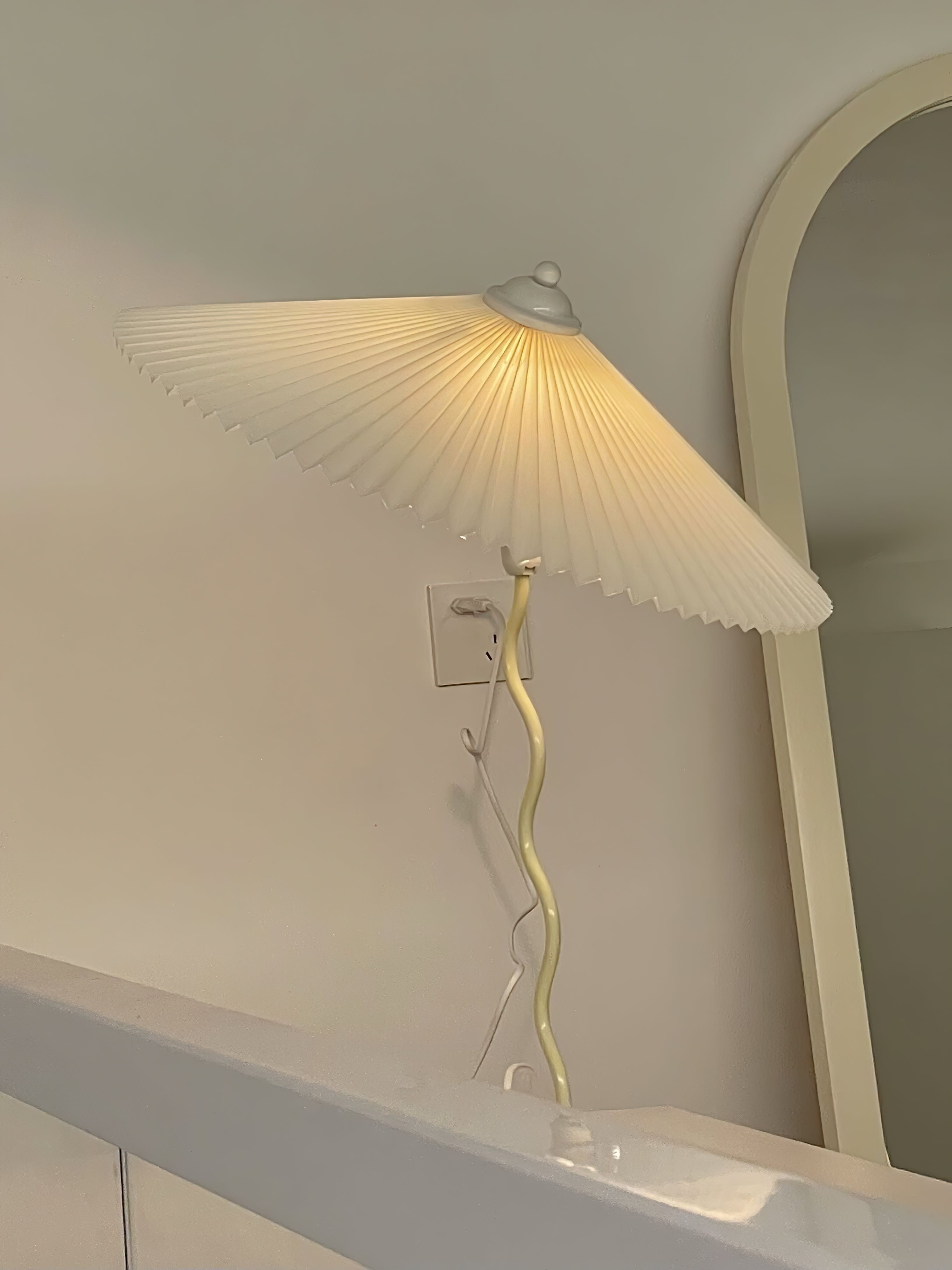 Pleated Hat Table Lamp - Blowlighting
