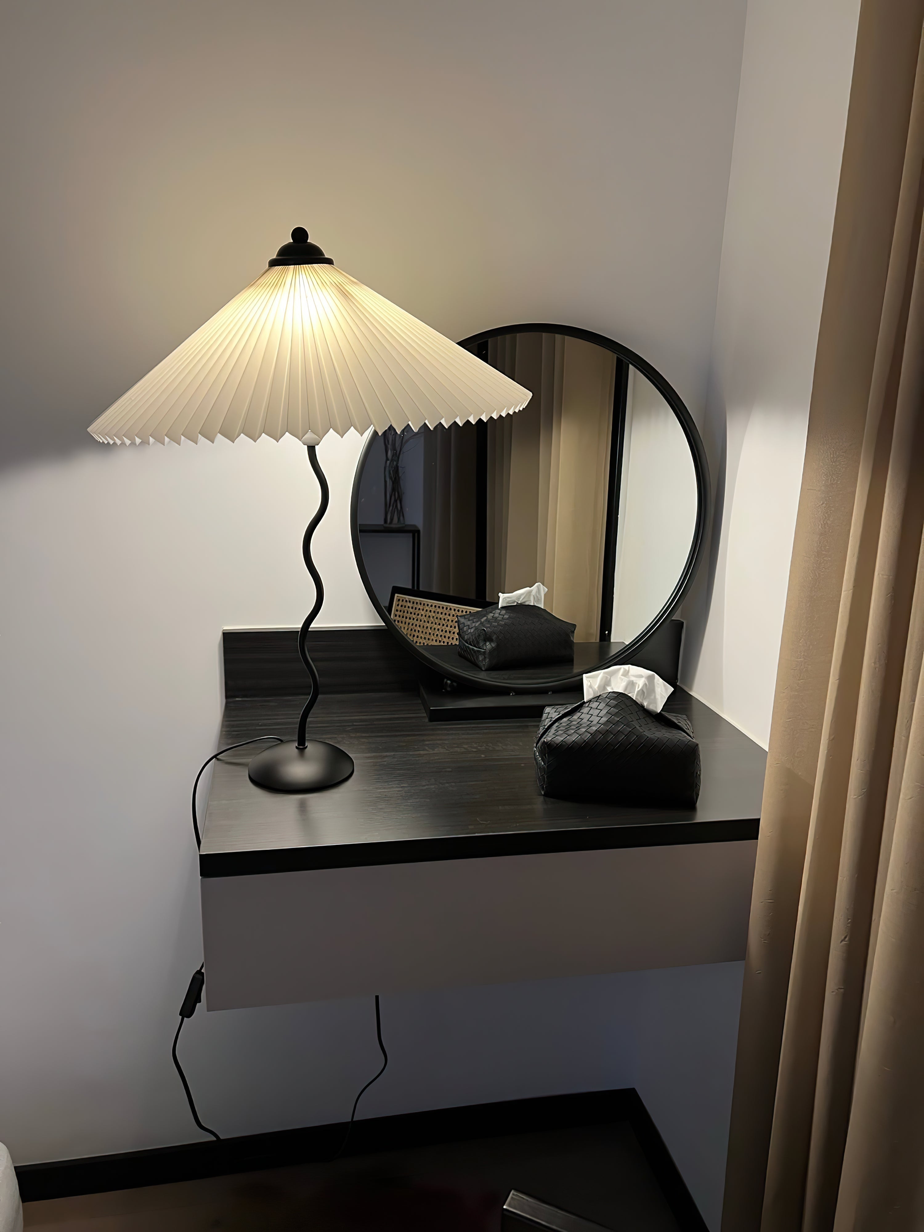 Pleated Hat Table Lamp - Blowlighting