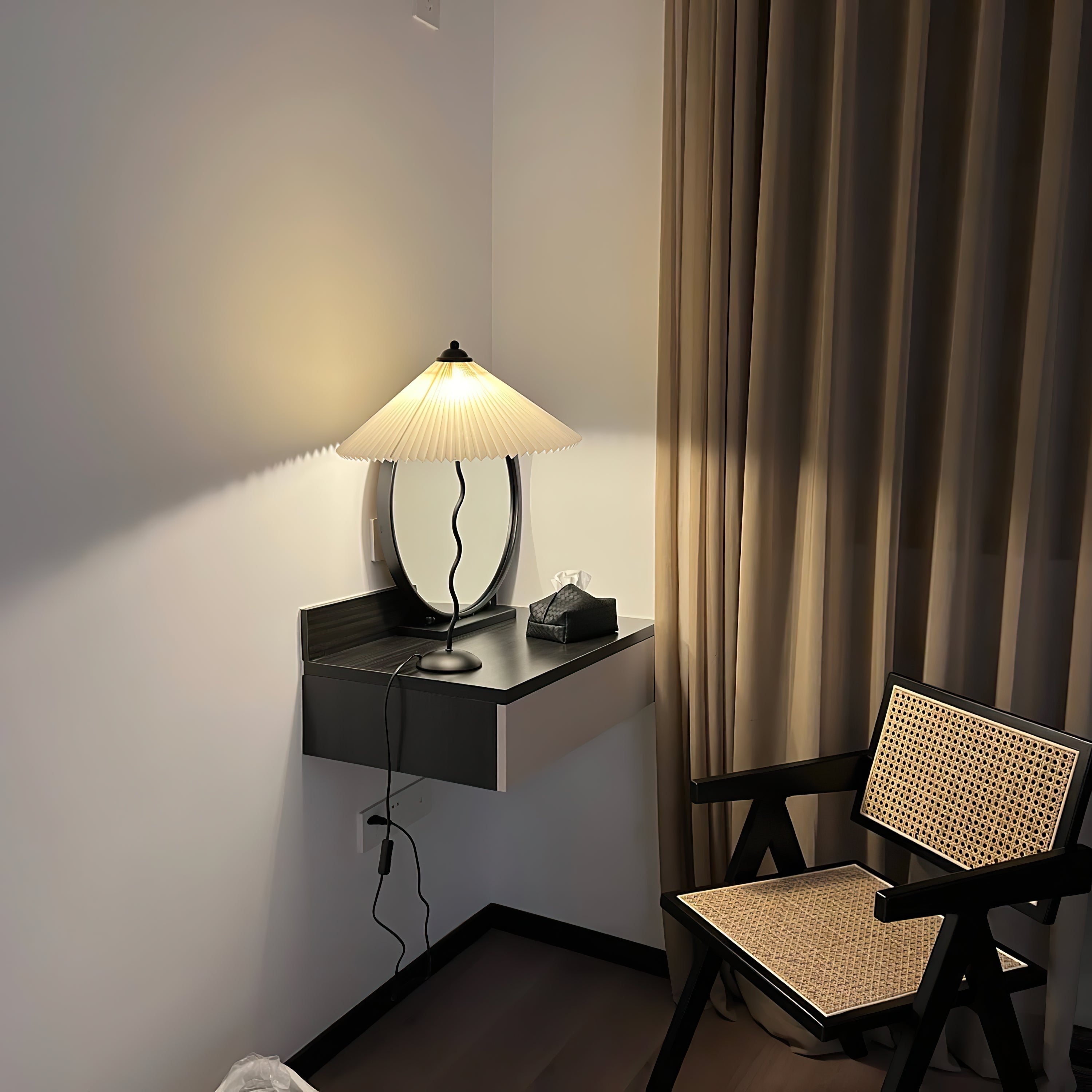 Pleated Hat Table Lamp - Blowlighting