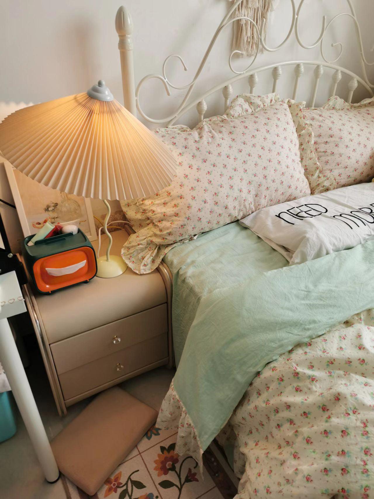 Pleated Hat Table Lamp - Blowlighting