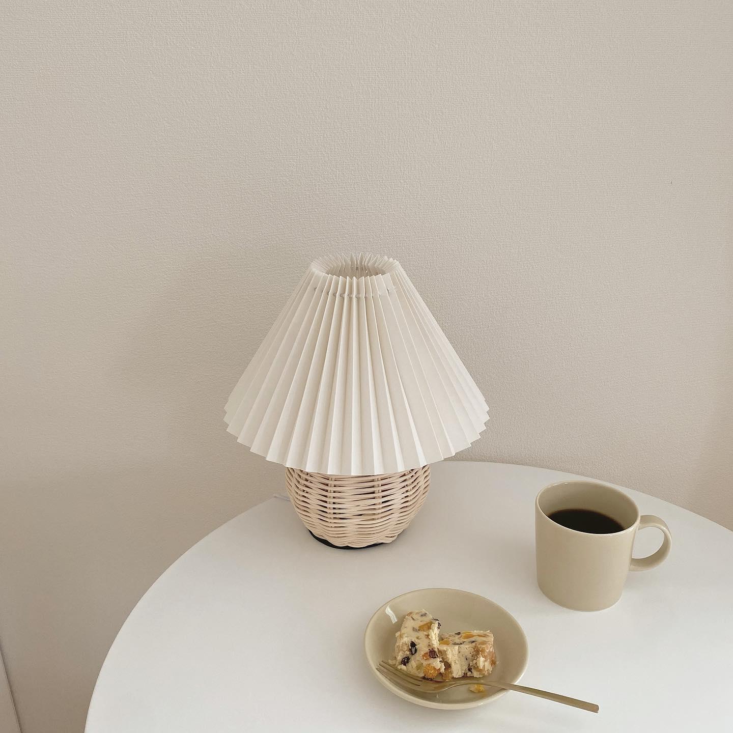 Rattan Pleated Table lamp - Blowlighting