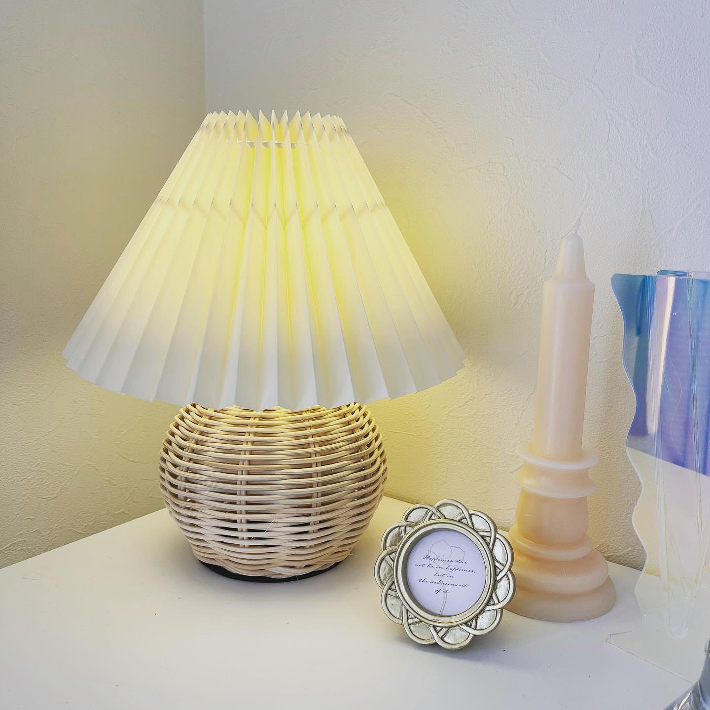 Rattan Pleated Table lamp - Blowlighting