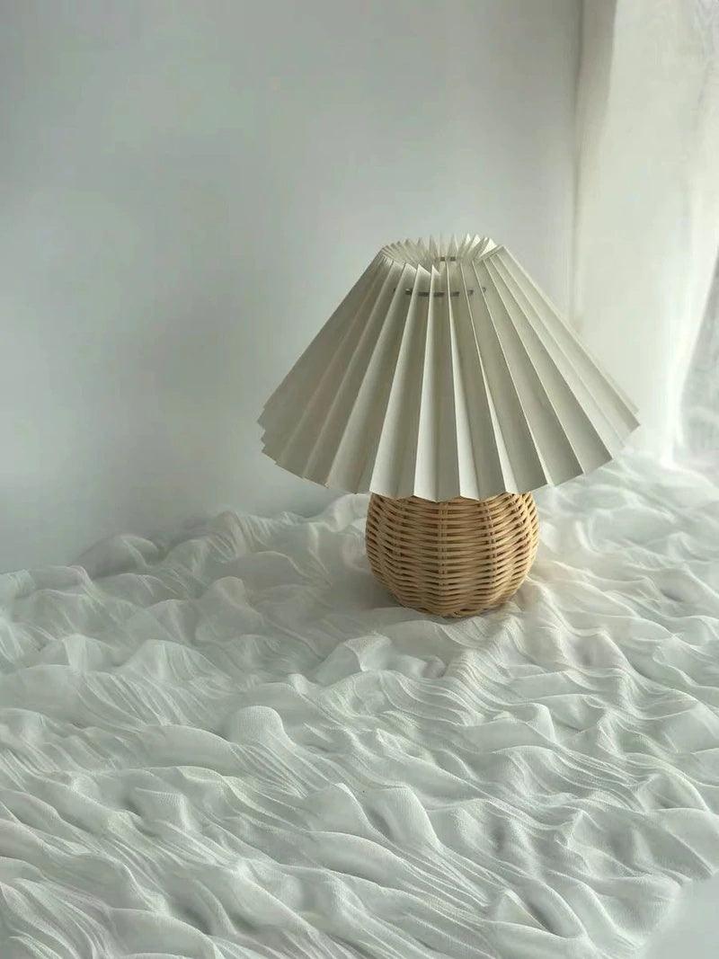 Rattan Pleated Table lamp - Blowlighting