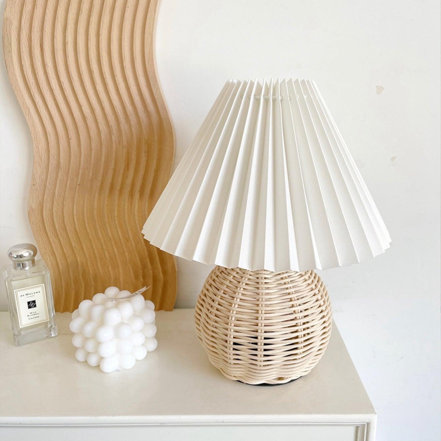 Rattan Pleated Table lamp - Blowlighting