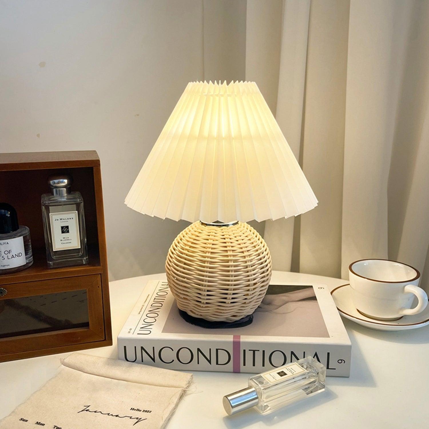 Rattan Pleated Table lamp - Blowlighting