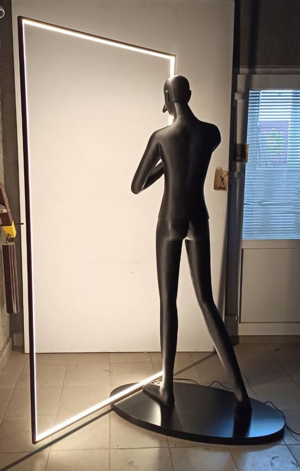 Onoryra Sculptural Black Metal Mirror Floor Lamp - Blowlighting
