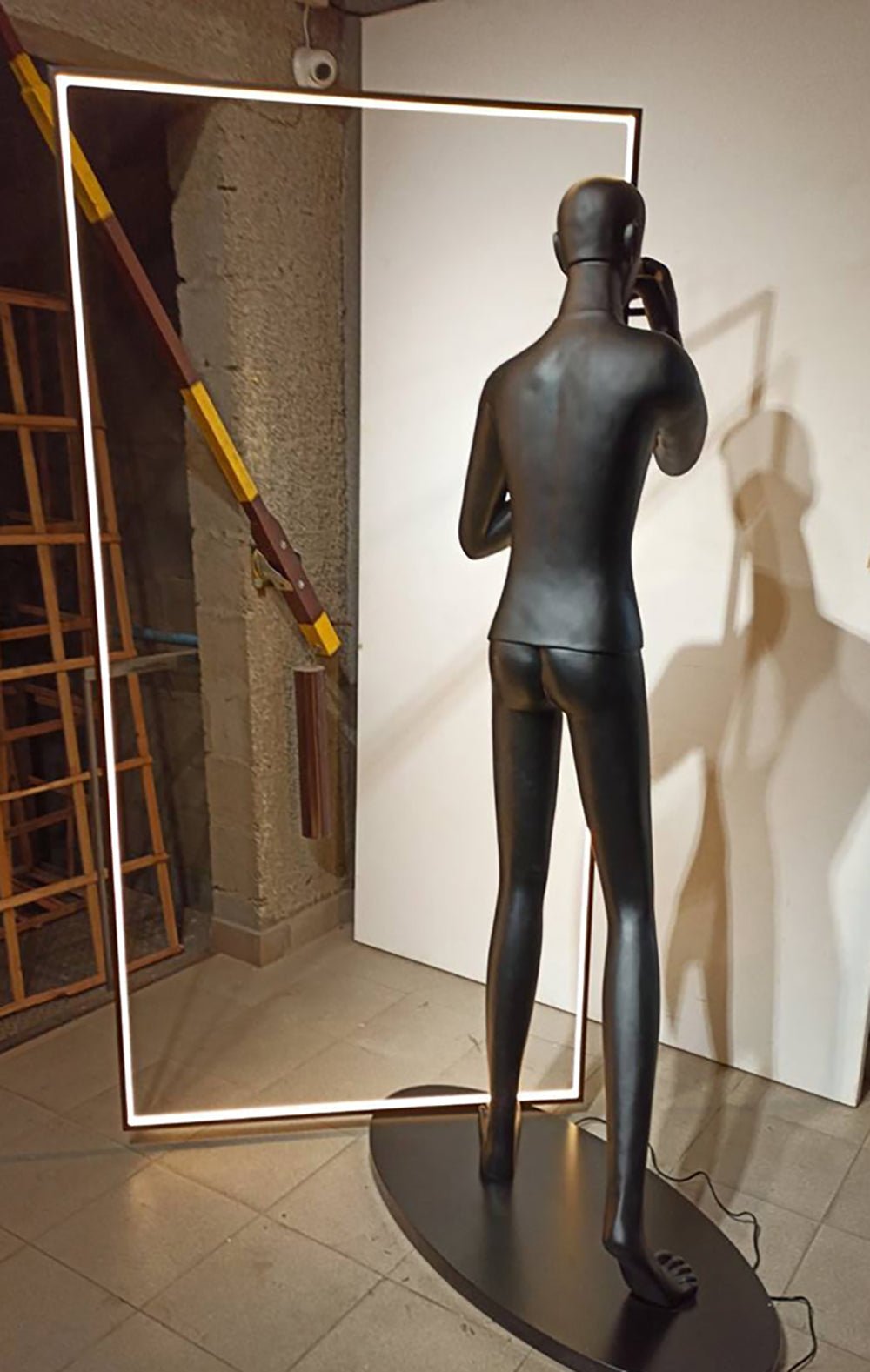 Onoryra Sculptural Black Metal Mirror Floor Lamp - Blowlighting