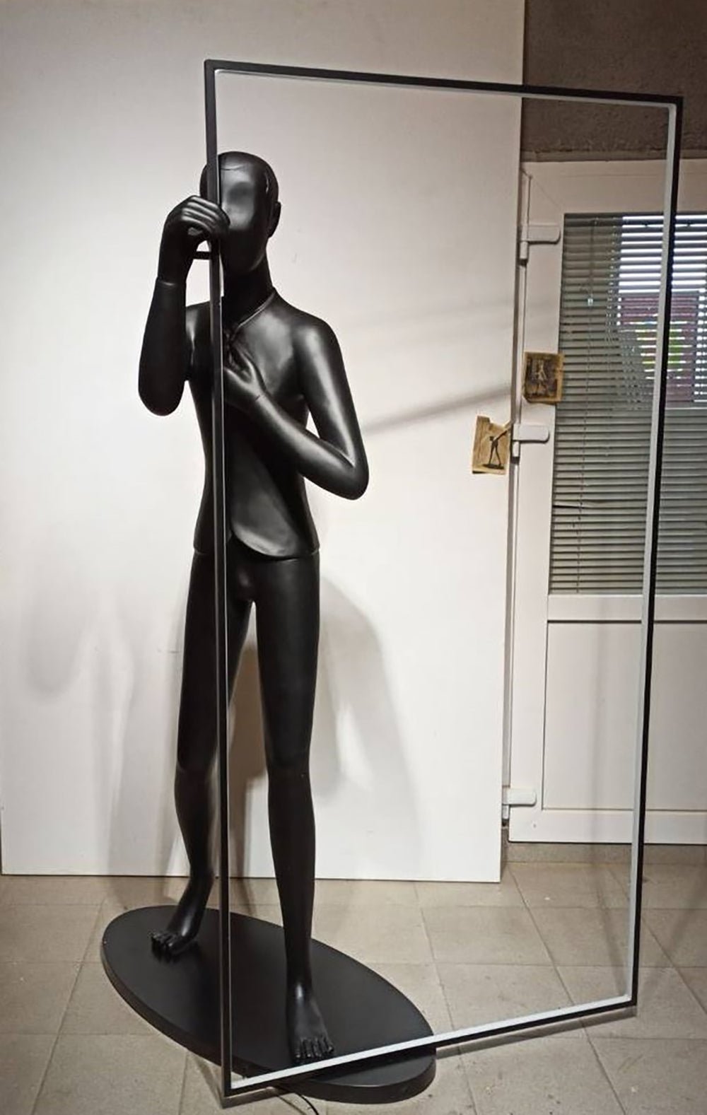 Onoryra Sculptural Black Metal Mirror Floor Lamp - Blowlighting
