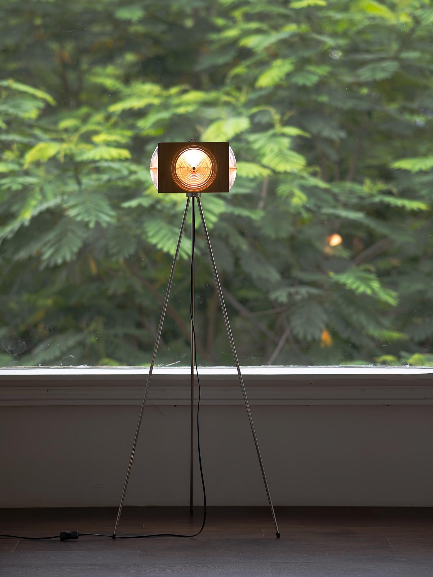 Vesoren Tripod Wood Floor Lamp - Blowlighting