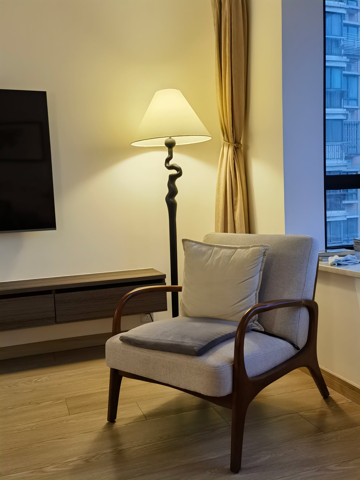 Serpentine Twist Floor Lamp - Blowlighting