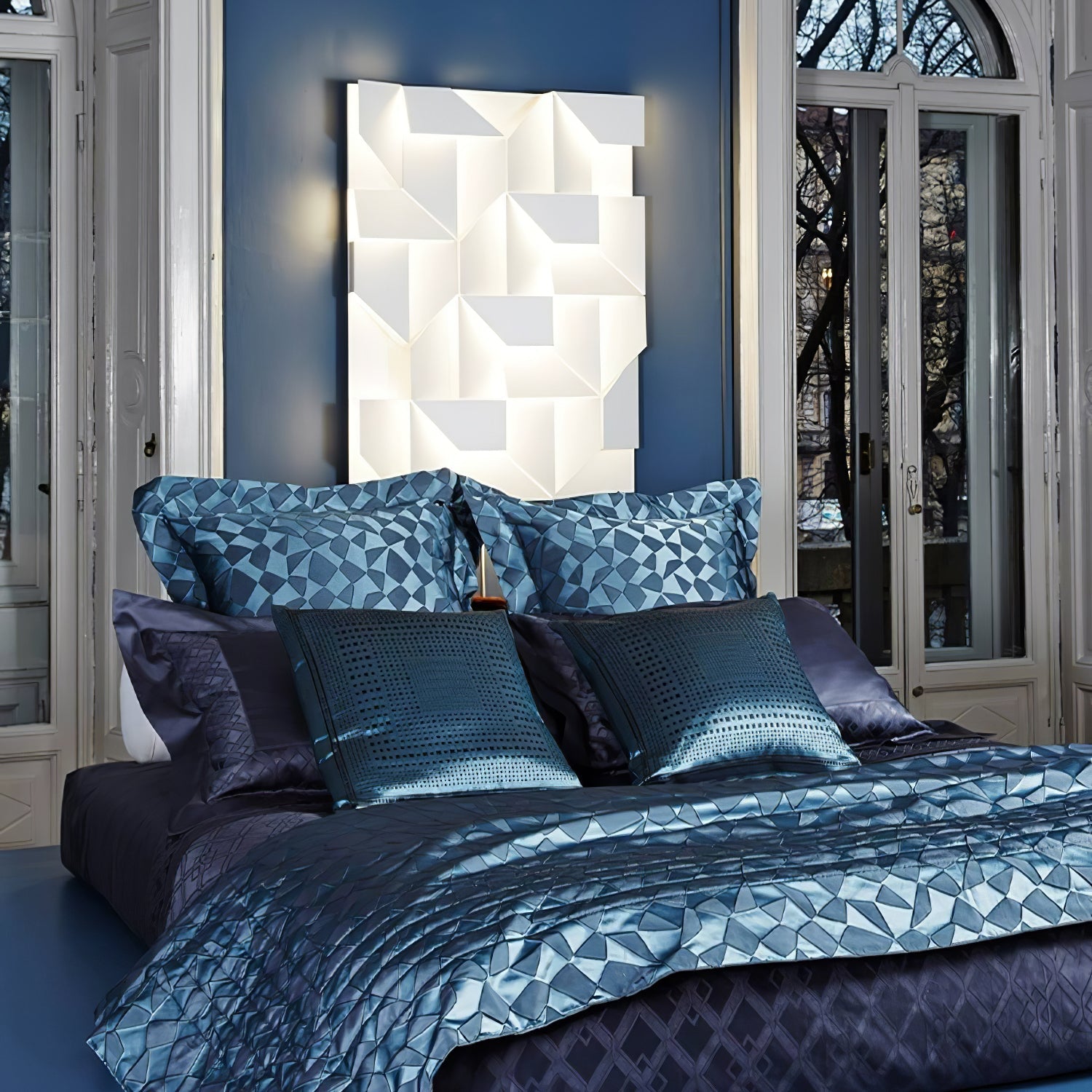 Shadows Grand Plug-in Sconce - Blowlighting