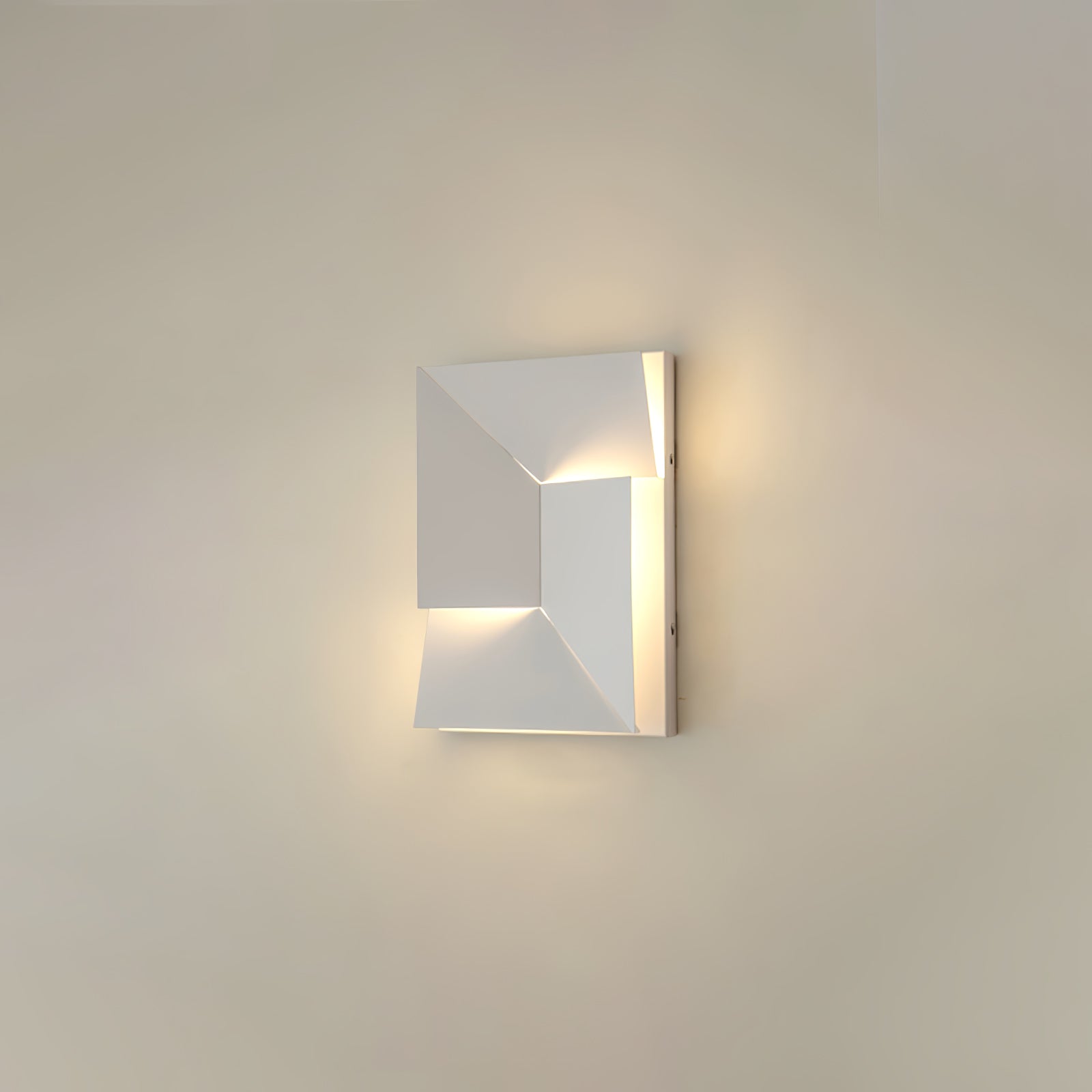 Shadows Grand Plug-in Sconce - Blowlighting