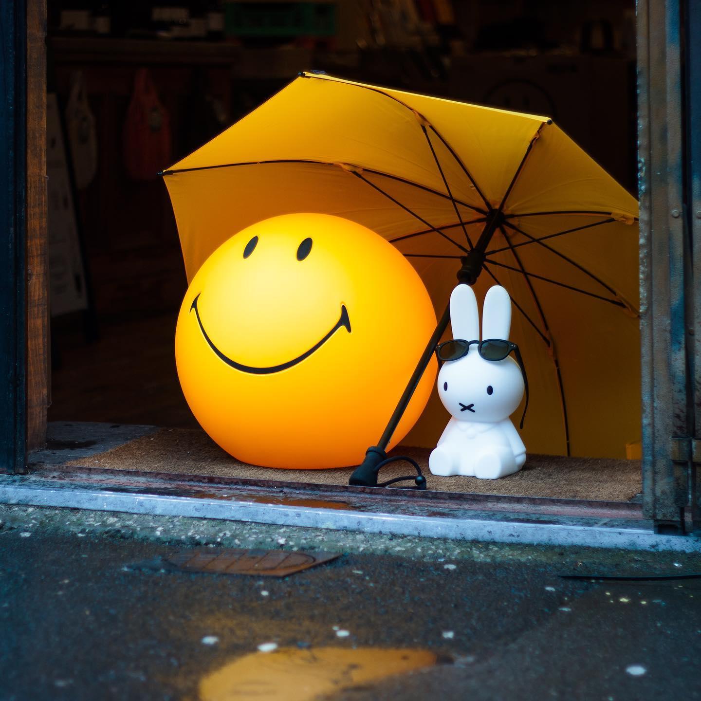 Smiling Rechargeable Table Lamp - Blowlighting