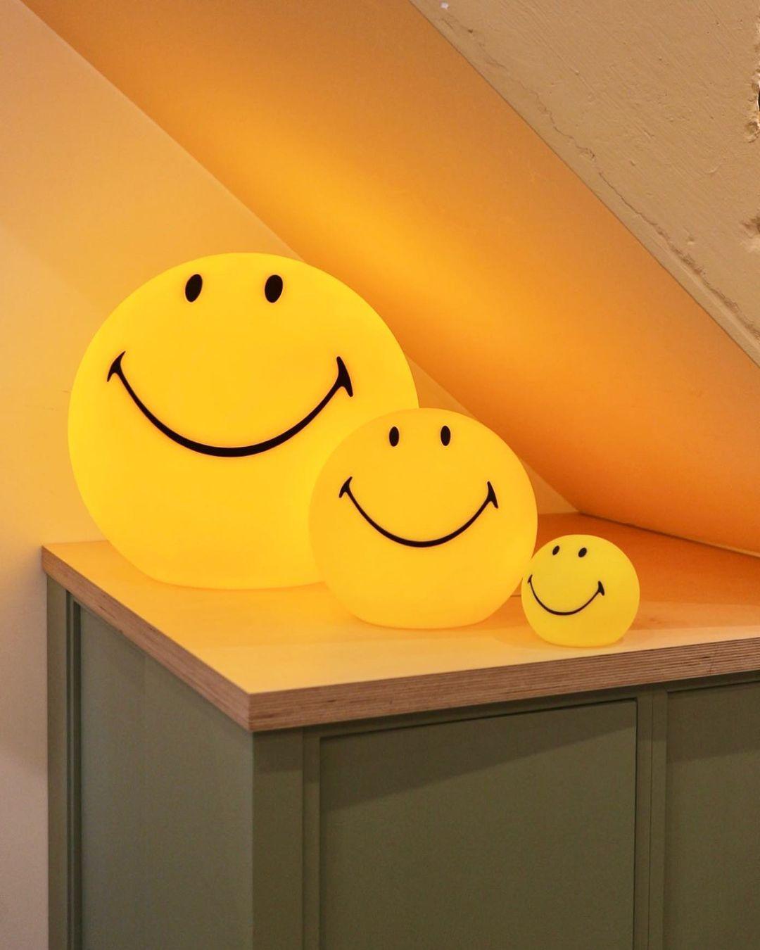 Smiling Rechargeable Table Lamp - Blowlighting