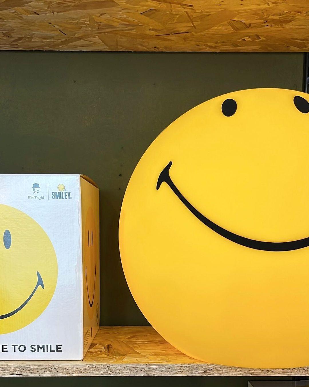 Smiling Table Lamp - Blowlighting