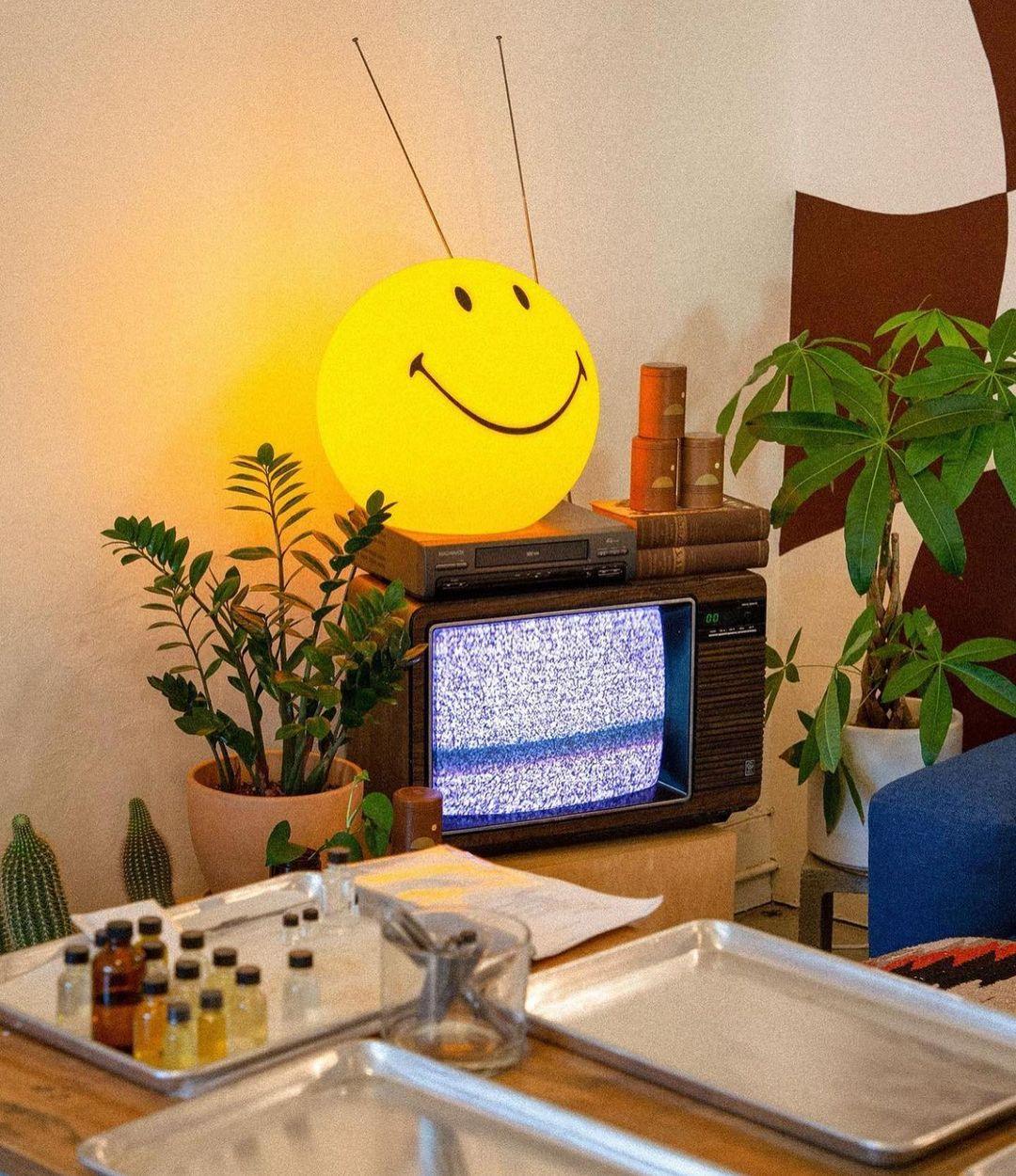 Smiling Rechargeable Table Lamp - Blowlighting