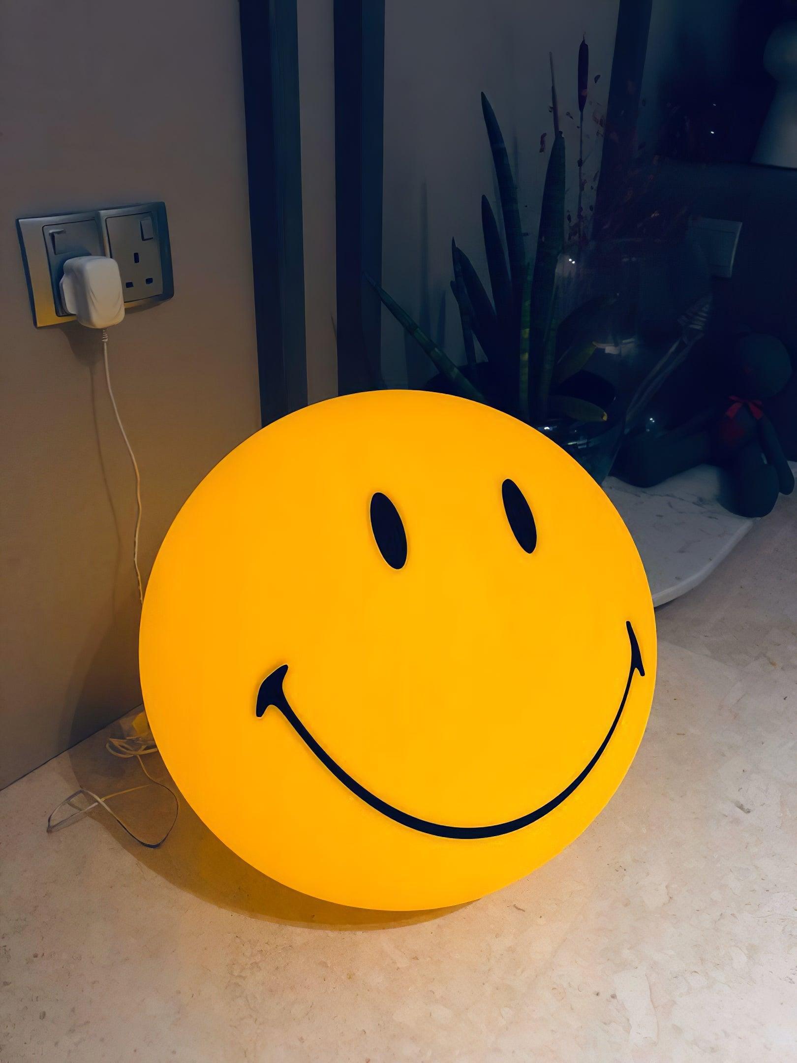 Smiling Rechargeable Table Lamp - Blowlighting