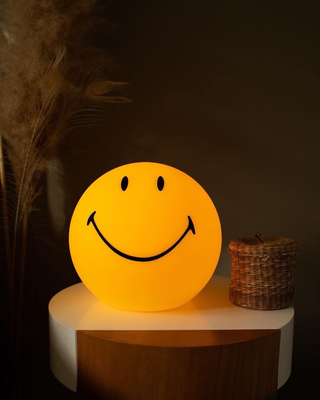 Smiling Rechargeable Table Lamp - Blowlighting