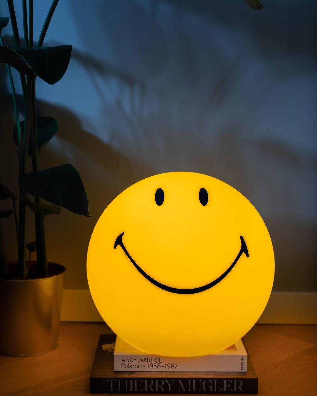 Smiling Rechargeable Table Lamp - Blowlighting