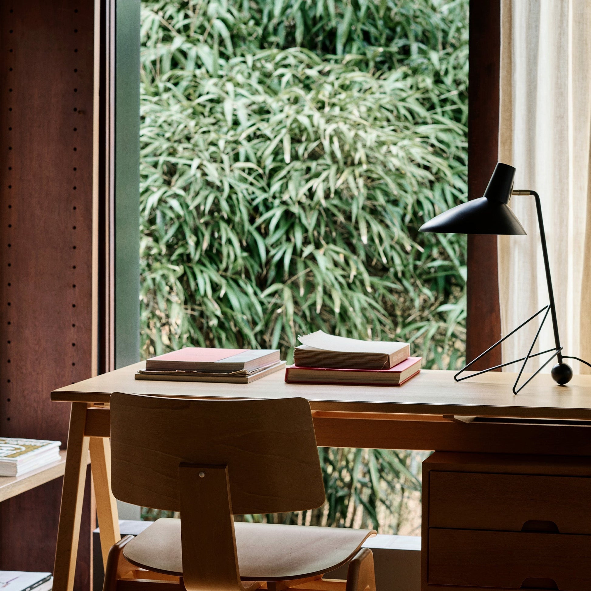 Svelte Noir Table Lamp - Blowlighting