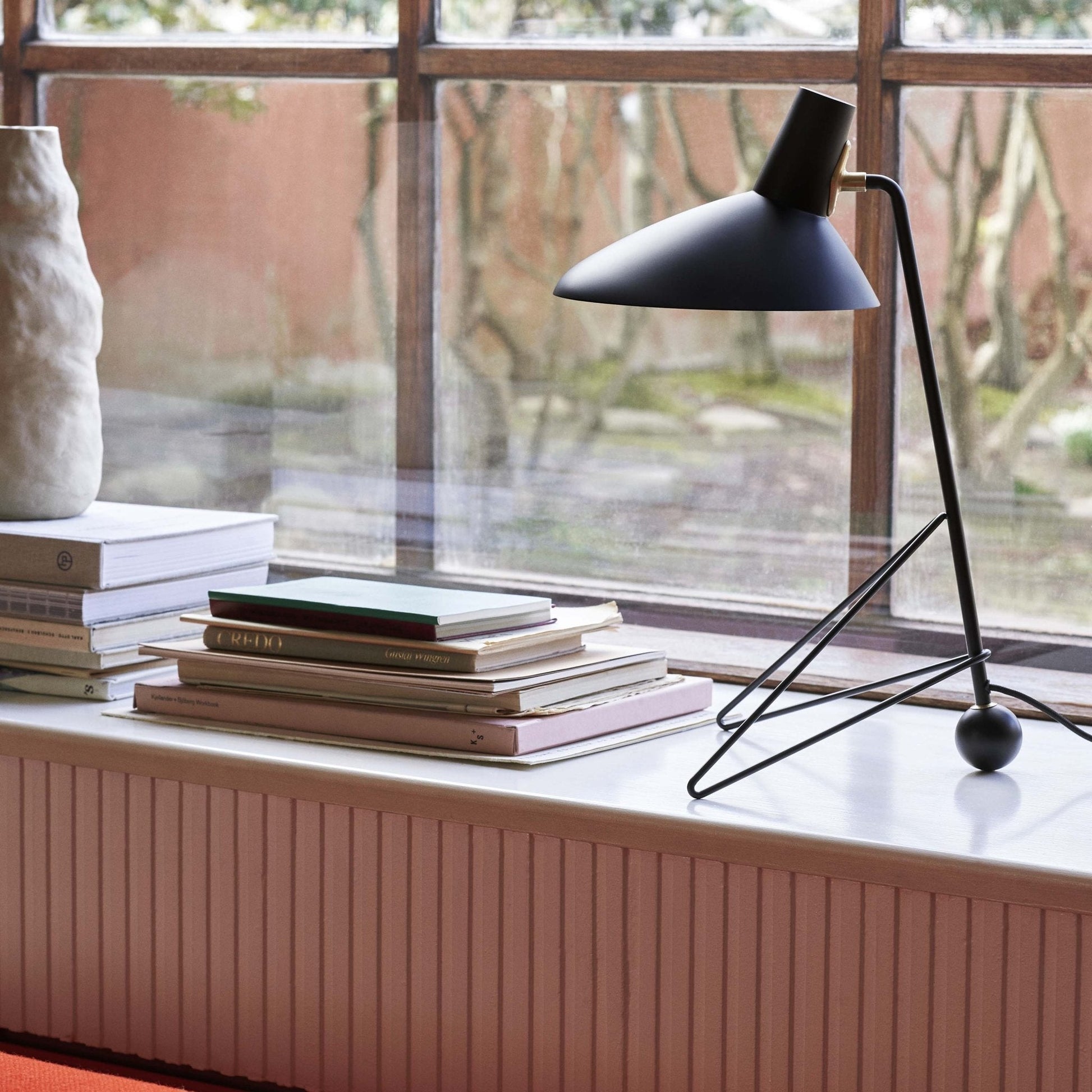 Svelte Noir Table Lamp - Blowlighting