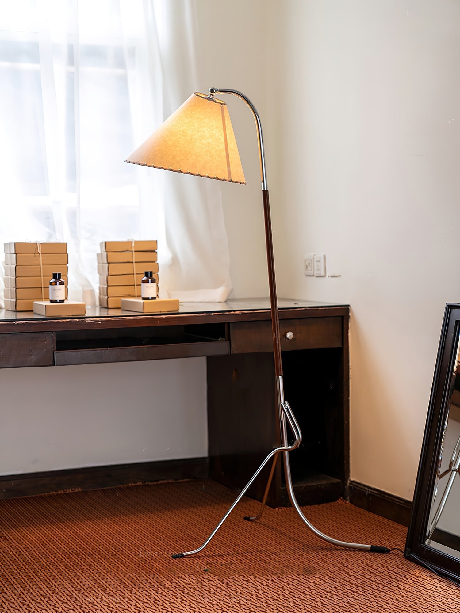 Lysandir Arc-shaped Wood Floor Lamp - Blowlighting