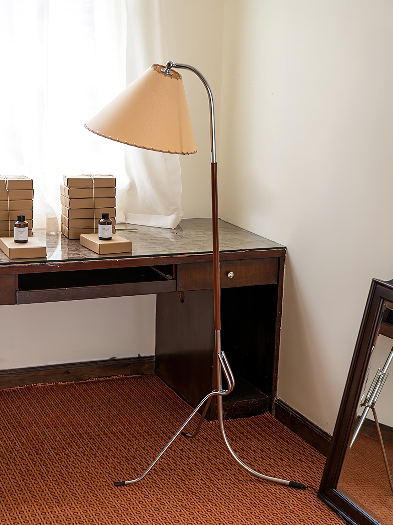 Lysandir Arc-shaped Wood Floor Lamp - Blowlighting