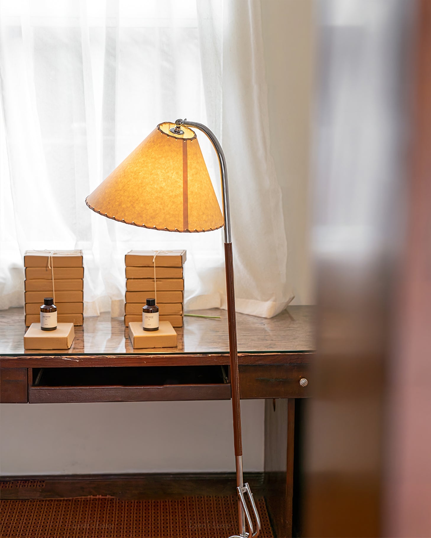 Lysandir Arc-shaped Wood Floor Lamp - Blowlighting